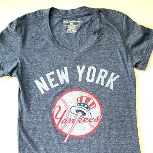 Wright & Ditson Woman NY Yankees Fitted V Neck Short Sleeves T-shirt, Size Med